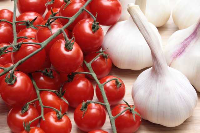 Tomaten und Knoblauch karamellisiert