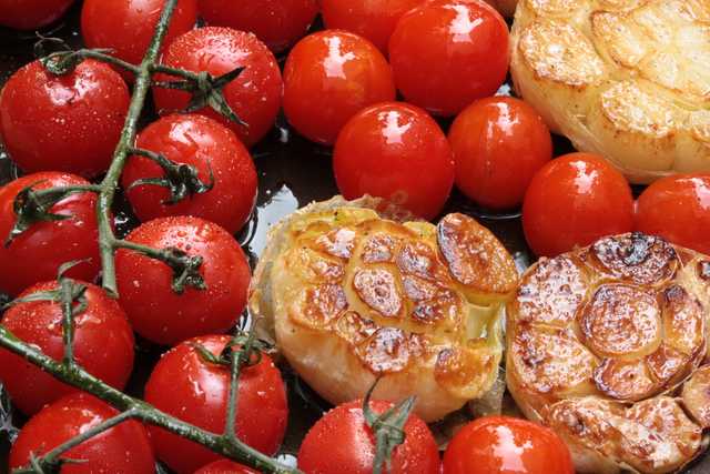 Tomaten und Knoblauch karamellisiert