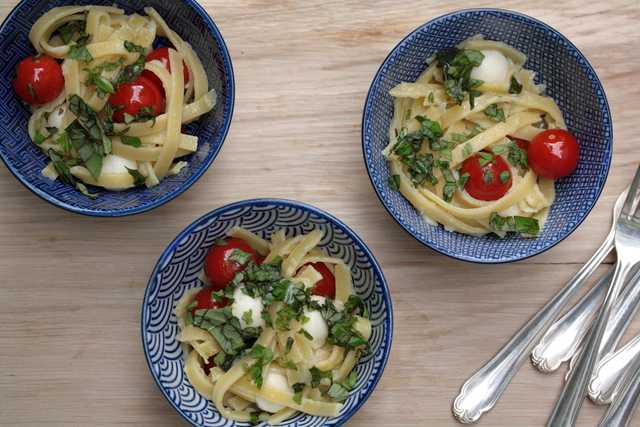 Nudeln mit Tomaten-Mozzarella