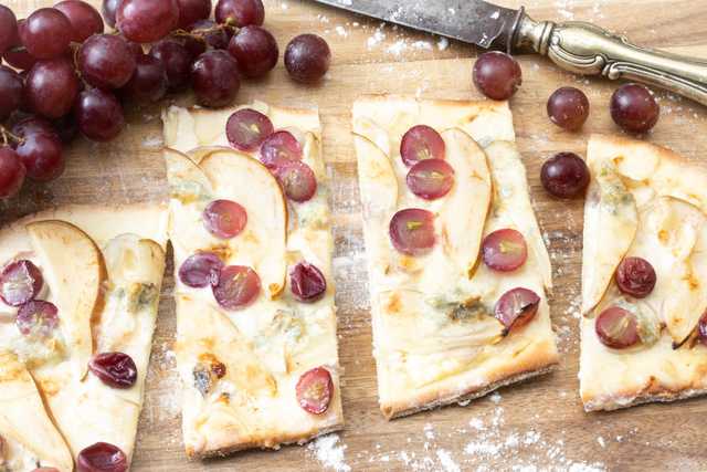 glutenfreier Birnen Gorgonzola Flammkuchen