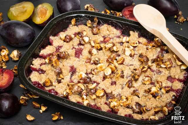 Pflaumencrumble mit karamellisierten Haselnüssen