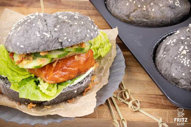 schwarze Burger Buns mit Teriyaki Lachs